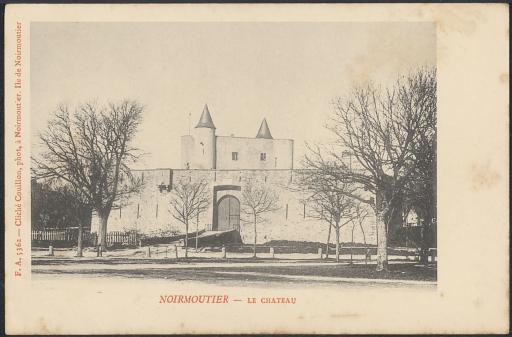 La façade principale du château de Noirmoutier (vue 1) et sa cour intérieure avec les dépendances (vue 2) ; carte à vignettes de l'édifice ainsi qu'un panorama sur les marais salants du haut du donjon (vue 3) / Couillon phot. (vues 1 et 3) ; Breteau phot. (vue 2).